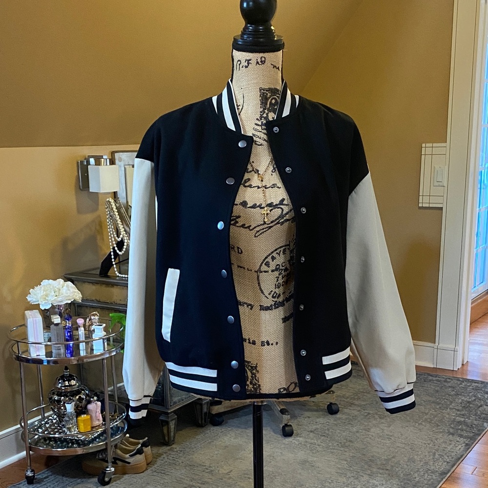 Steve Madden
Women's Alexandra Varsity Jacket. NWOT. Sz Small. PTP 21". - Picture 8 of 10